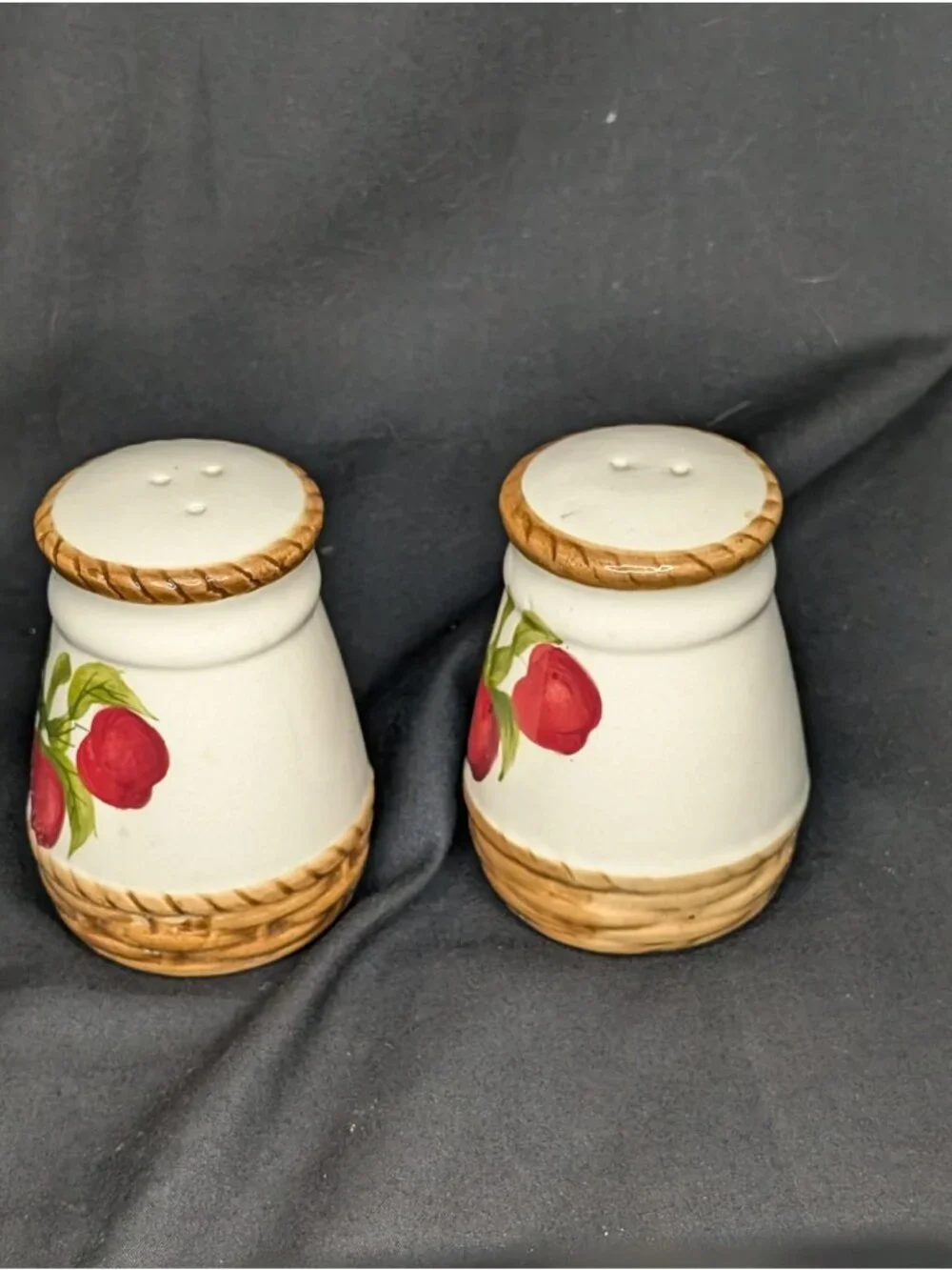 Alco Industries Apple Weave Basket Theme Salt & Pepper Shaker Grannycore